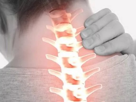 Боль в области шеи с правой стороны болит голова