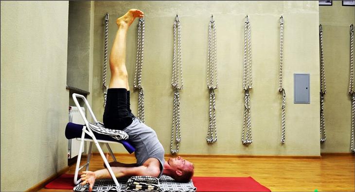 В позе березки болит голова почему