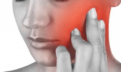 При сжимании челюсти болит голова