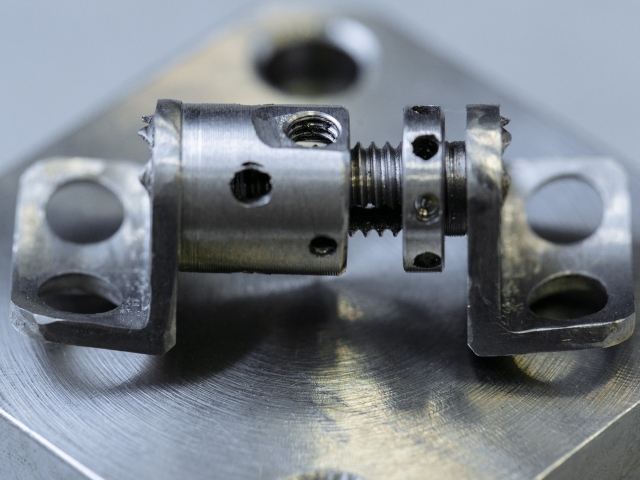 Образец анатомически адаптированного импланта шейного позвонка из металлического порошка титана марки ВТ1-0