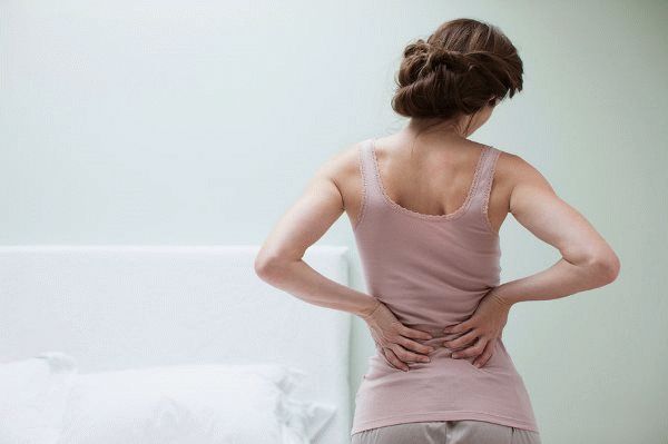 женщина держится за поясницу