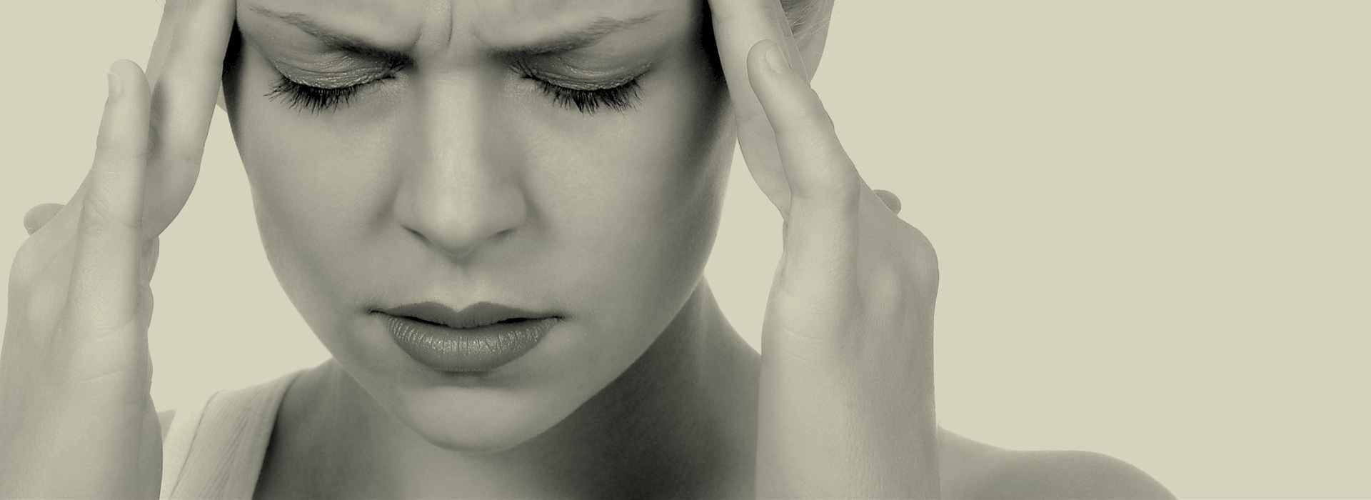 При сжимании челюсти болит голова